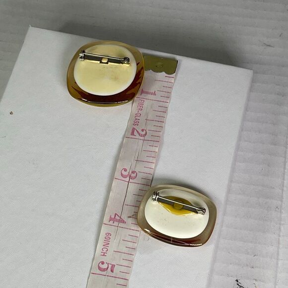 Lot of 2 vintage acrylic maple leaf brooches - Picture 6 of 7